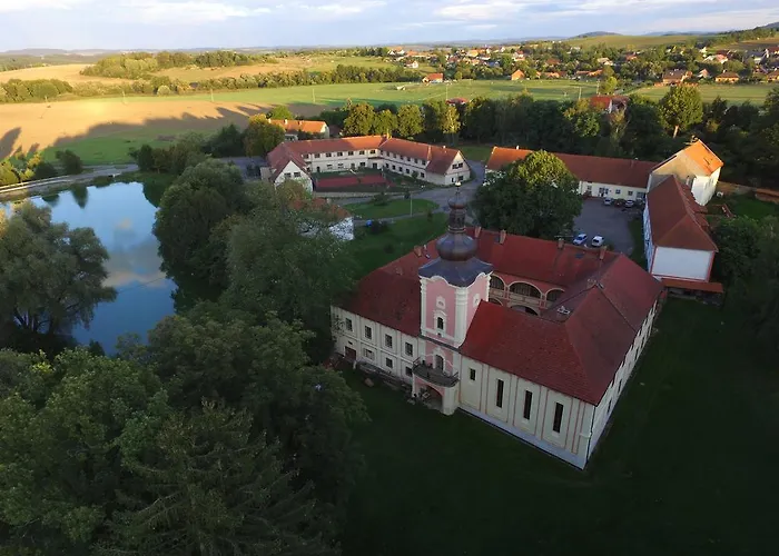 Zamek Lesany Gæstehus 3*